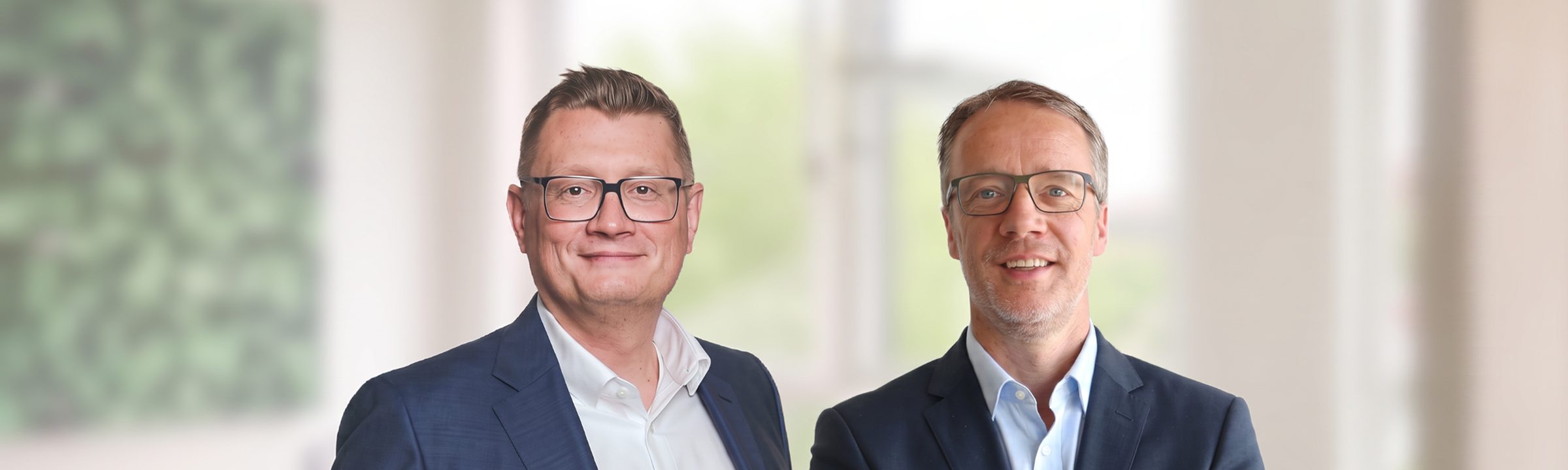 Schulz & Partner Rechtsanwaltskanzlei u. Unternehmensberatung: Oliver Schulz, Rechtsanwalt und Fachanwalt für Insolvenzrecht, und Volkhard Korth, Partner, in den Kanzleiräumen von Schulz & Partner